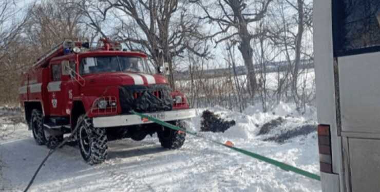 Знеструмлені села і перекриті траси: ДСНС та енергетики продовжують ліквідовувати наслідки негоди