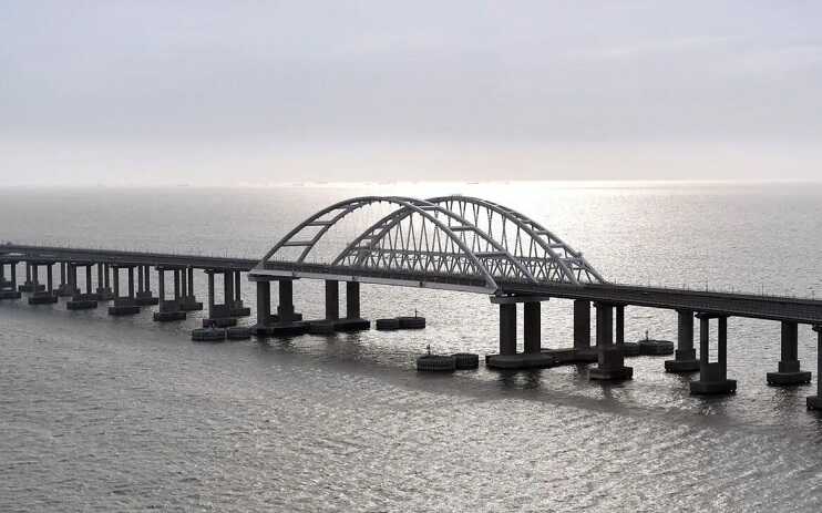 Потужний шторм зруйнував захисні споруди окупантів біля Кримського мосту