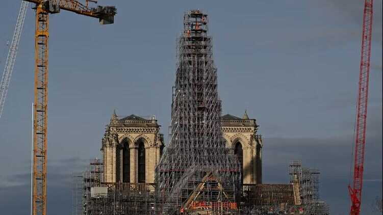 У Парижі відновили знищений страшною пожежею шпиль собору Нотр-Дам