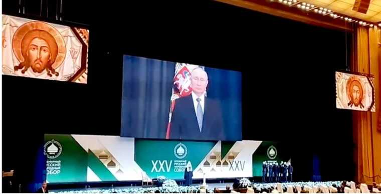 Глава РПЦ змусив росіян молитися Путіну на гігантському екрані, як "святому"