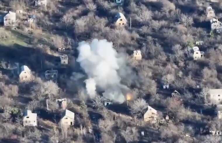 Украинские воины уничтожили вражескую пушку, расположенную на позиции в оккупированном селе