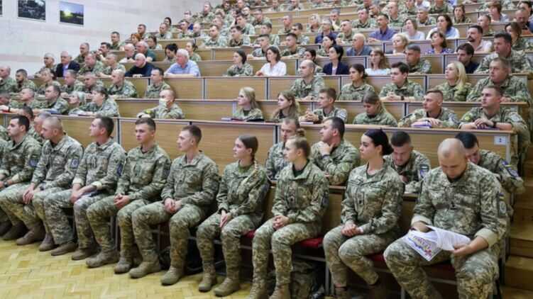 Военные считают, что вузы и торговые центры способствуют уклонению от мобилизации