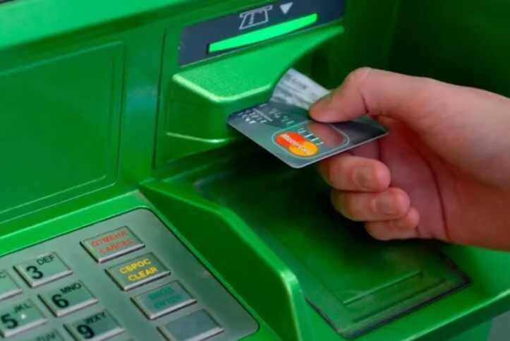 ПриватБанк заблокировал снятие наличных: украинка рассказала, где это произошло