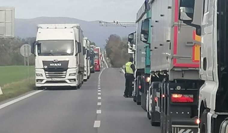 Словаки розпочали безстрокову блокаду кордону України