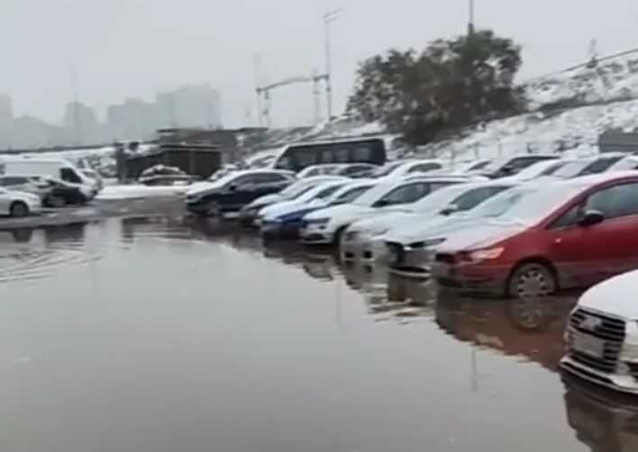 У Києві внаслідок прориву труби затопило автомобільну стоянку