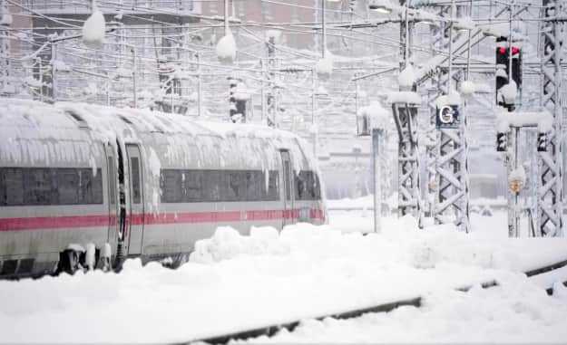 У Баварії через сильні снігопади транспортний колапс