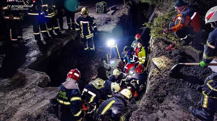 У Харкові під час ремонтних робіт двох працівників газової служби засипало ґрунтом