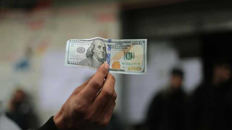 НБУ поднял официальный курс доллара к гривне до исторического максимума