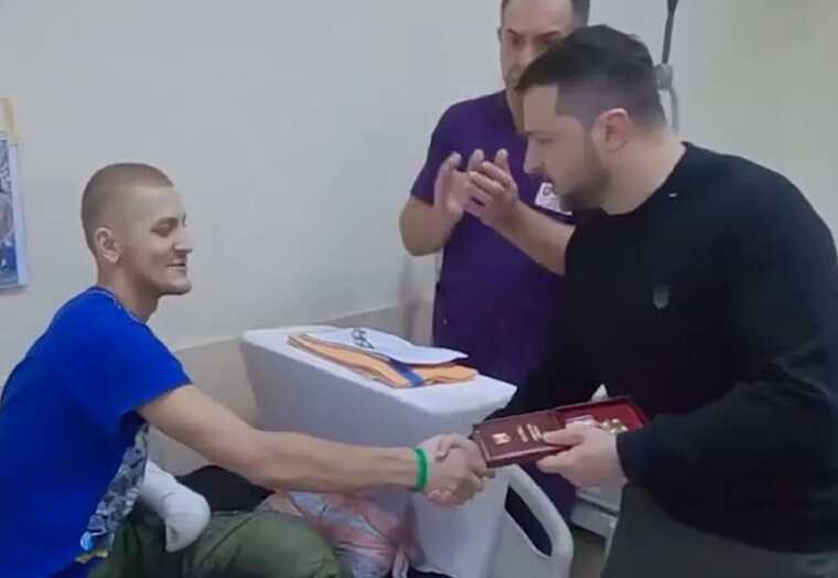 Зеленський у День ЗСУ відвідав у госпіталі українських захисників і вручив нагороди