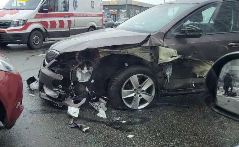 У Києві сталась потрійна ДТП: в одного з авто відлетіло колесо, є потерпілі