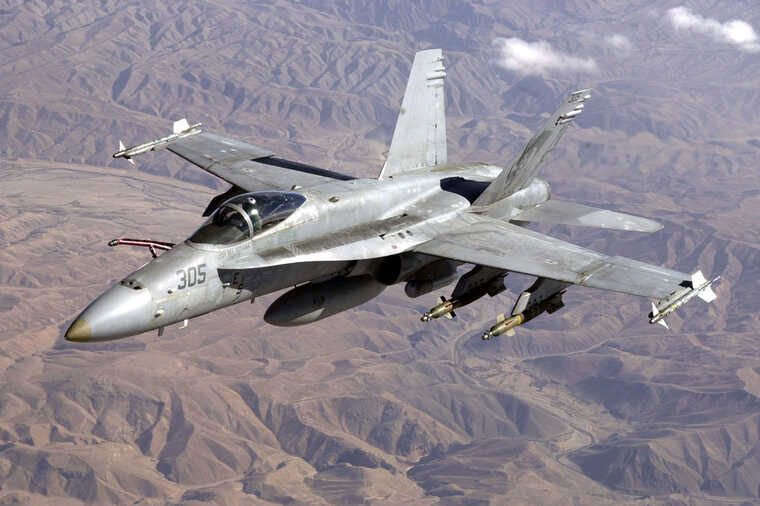       : F-18,   ,  Reuters