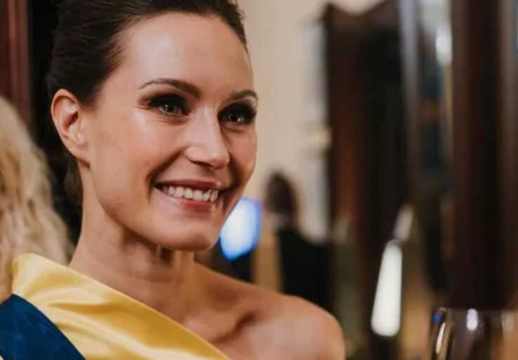 Експрем’єрка Фінляндії Санна Марін засвітилася на публіці у жовто-синій сукні