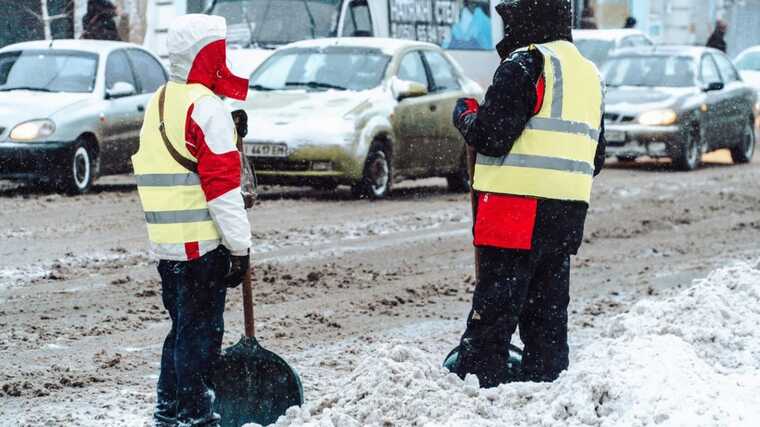 В яких районах столиці шляховики посипають дороги найдорожчою сіллю
