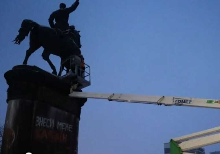 У Києві демонтували пам’ятник Щорсу