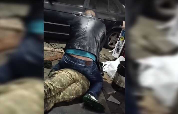 В Закарпатье сотрудник ТЦК "под веществами" напал на экс-коллегу с ножом