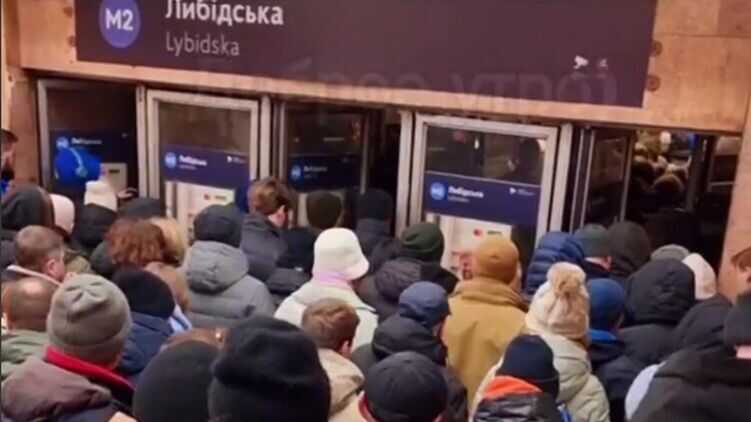 "Повний треш": З’явились нові відео черг на станції "Либідська" у Київському метрополітені