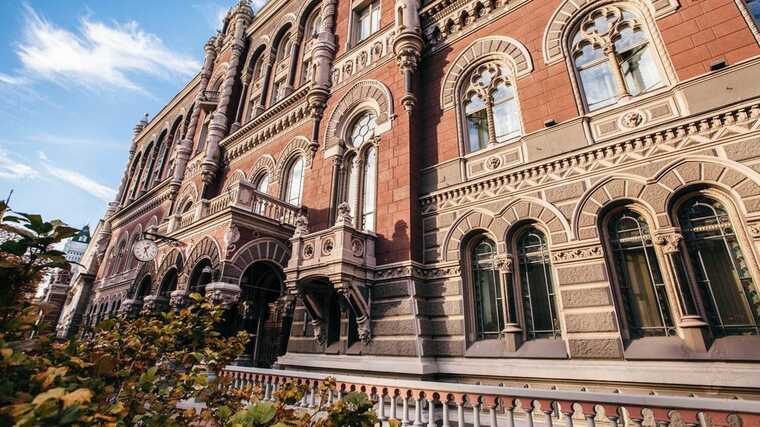 Вперше в історії НБУ підняв офіційний курс долара вище 37 гривень