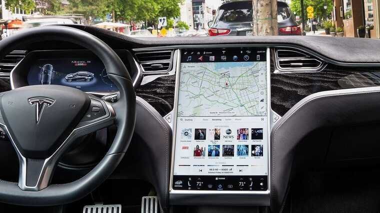 Tesla відкликає 2 мільйони автомобілів через дефект автопілота