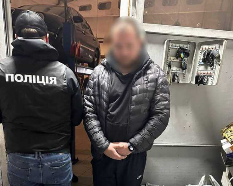 В Одессе руководитель общественной организации и военнослужащий помогали уклонистам