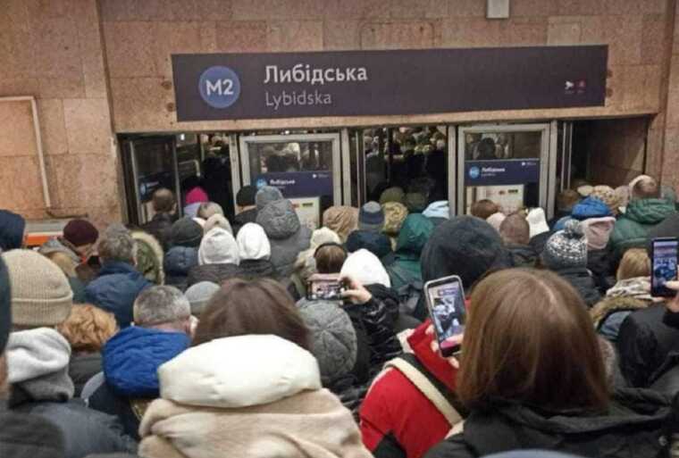 Після закриття шести станцій метро мер Києва пообіцяв компенсувати киянам поїздки з пересадкою