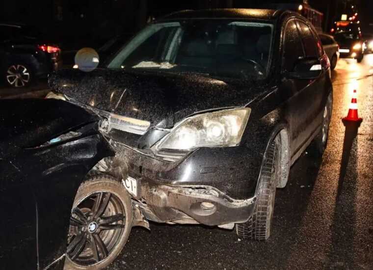 Через крижану калюжу після прориву труби в російському Іркутську зіштовхнулись кільканадцять авто