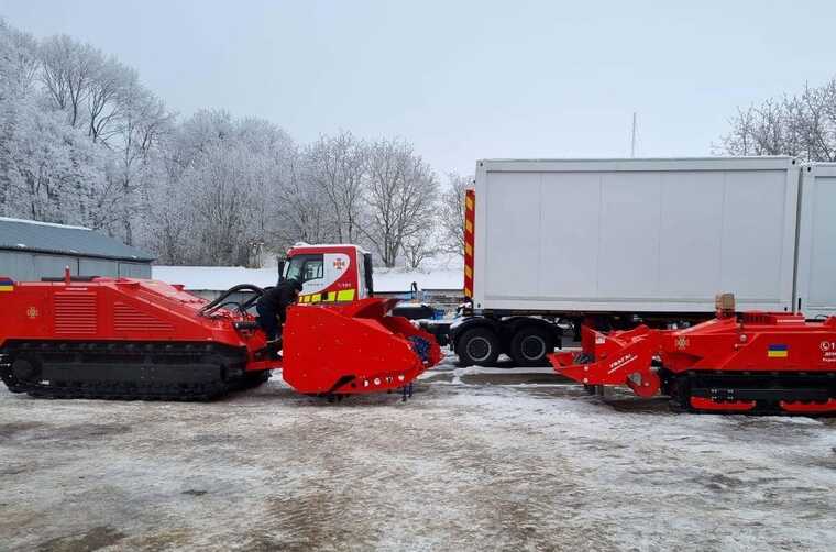 Украина получила спецтехнику для разминирования от Южной Кореи