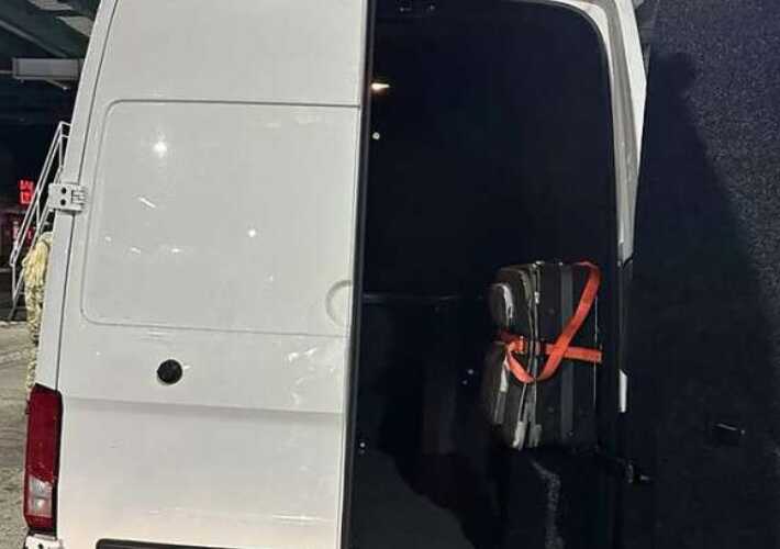 Житель Днепропетровщины переправлял мужчин за границу на переделанном микроавтобусе