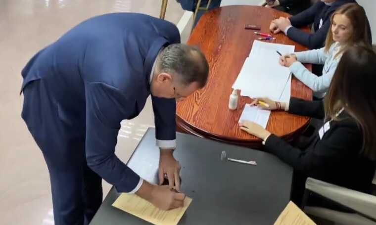 Президент Сербської Республіки, голосуючи на сербських виборах, проголосував за межами кабінки