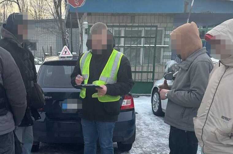 В Киеве работники частных автошкол помогали сдавать водителям экзамены за взятки