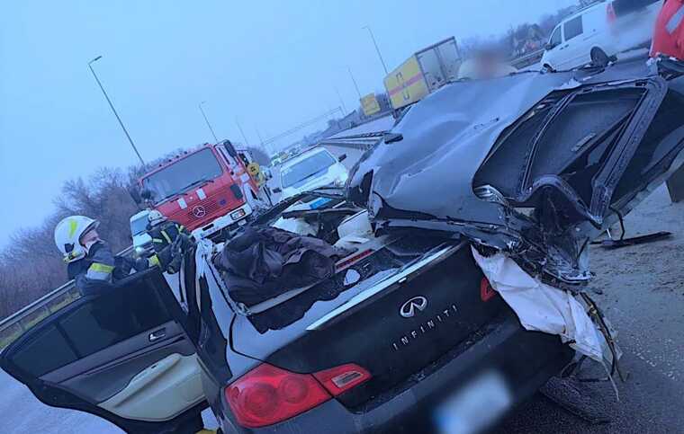 На Київщині сталася ДТП за участі вантажівки та двох легковиків