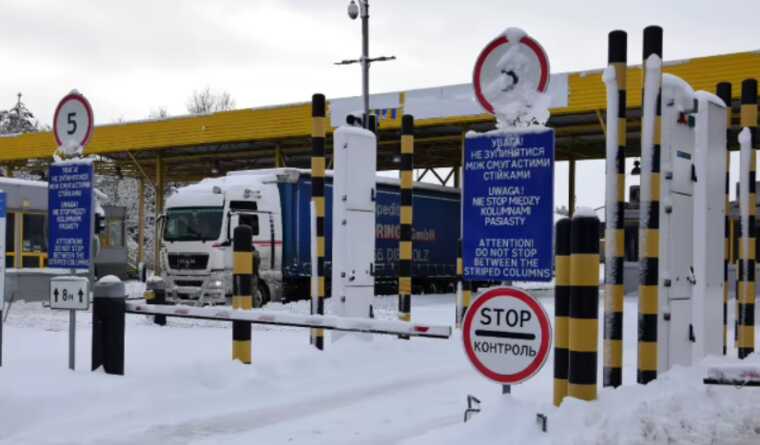 На в’їзд в Україну заблоковано 4 напрямки: у чергах понад 5 тисяч вантажівок