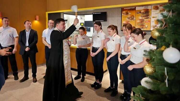 Во Львове на церемонии открытия McDonald’s священник освятил помещение