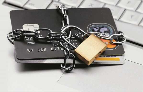 Достатньо одного "неправильного" переказу і банк заблокує усі картки