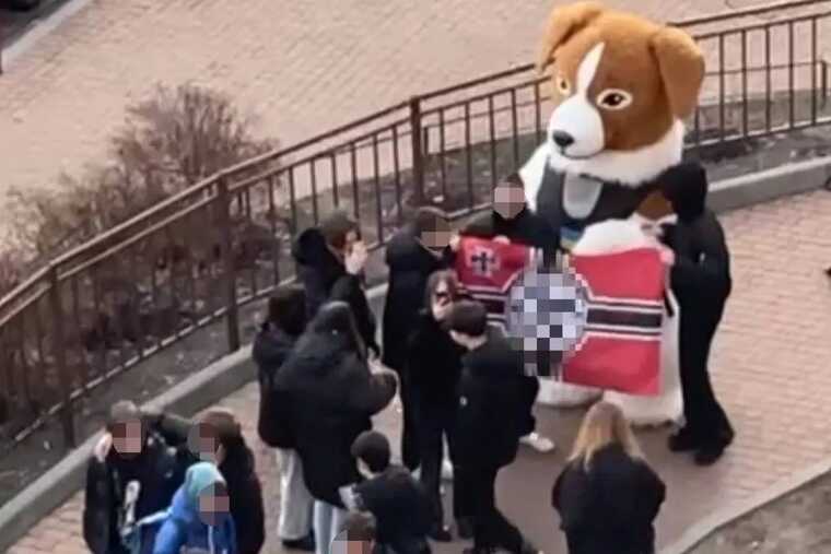 У Києві група підлітків розгулювала з нацистською символікою