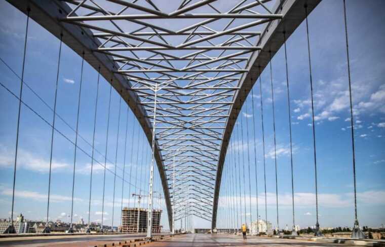 У Києві комунальнику висунули підозру у корупції при будівництві Подільського мосту