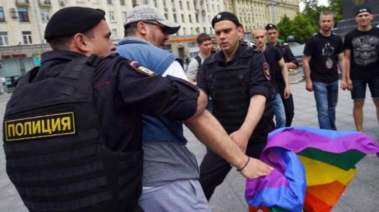 В Росії представників ЛГБТ лікують забороненою терапією: викрадають та везуть у "табори", — WP