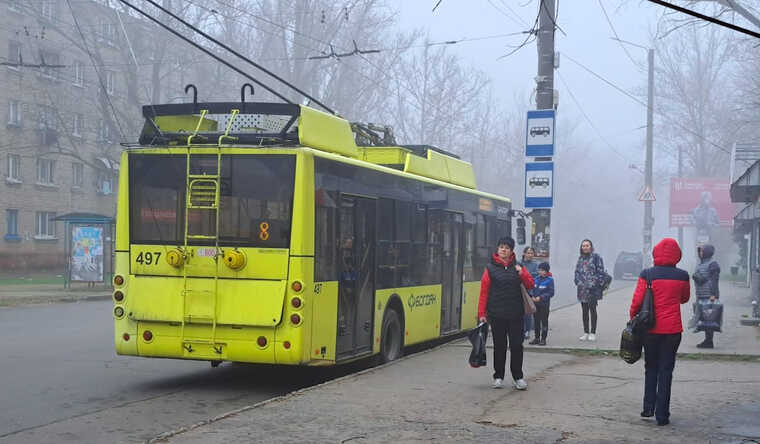 Через ворожий обстріл Херсона пошкоджено контактну мережу: містом не курсують тролейбуси