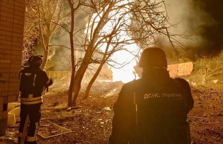 В ГСЧС показали кадры с последствиями вечернего вражеского обстрела жилых кварталов Херсона