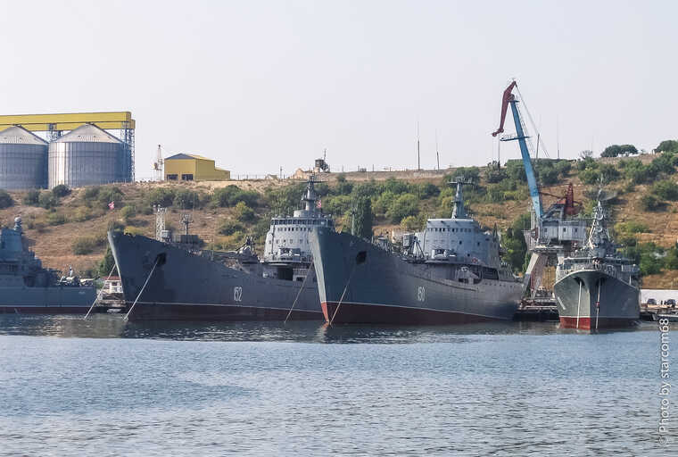 Распил: Россия в Севастополе режет на металл захваченные украинские корабли