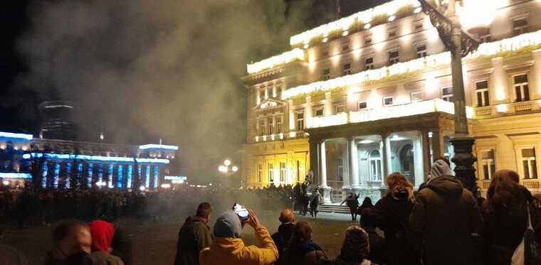 В Белграде полиция разогнала протестующих возле мерии