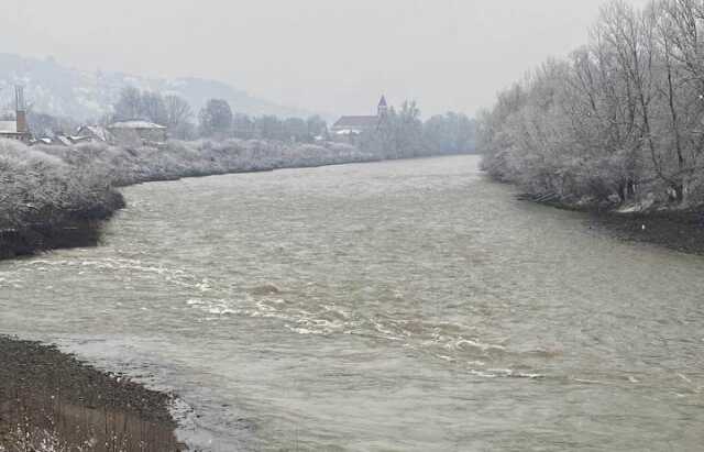 У різдвяну ніч прикордонники завернули назад веслувальників-ухилянтів, які планували здолали Тису