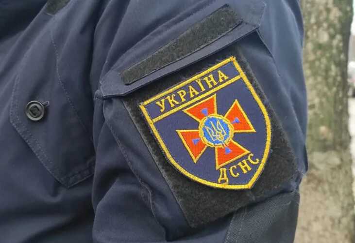 У Київській області рятувальники допомогли чоловіку, який застряг під домом