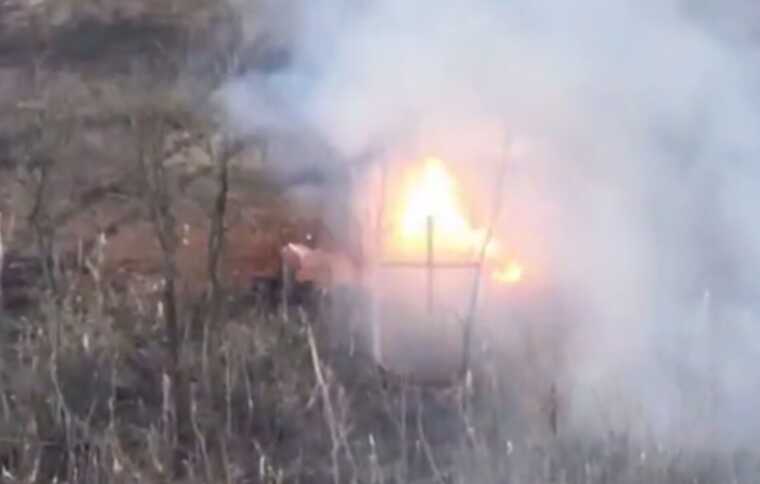 Охоплений вогнем танкіст-окупант біжить від свого палаючого танка