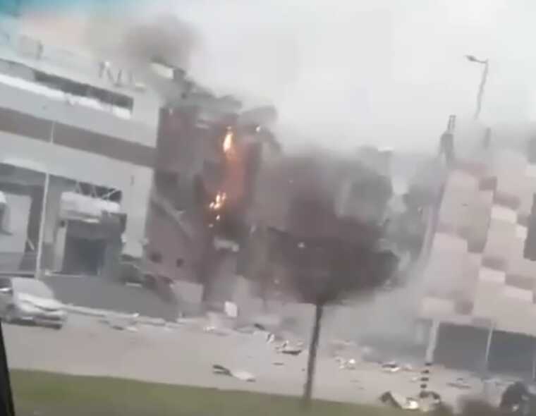 У Дніпрі після влучання горить один із ТЦ міста