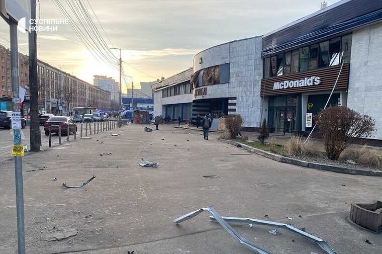 Опубликованы последствия ракетной атаки в Шевченковском районе Киева