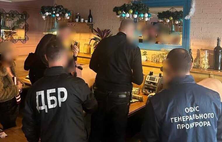 500 тысяч долларов для руководства ГБР: задержан мужчина за попытку дать взятку