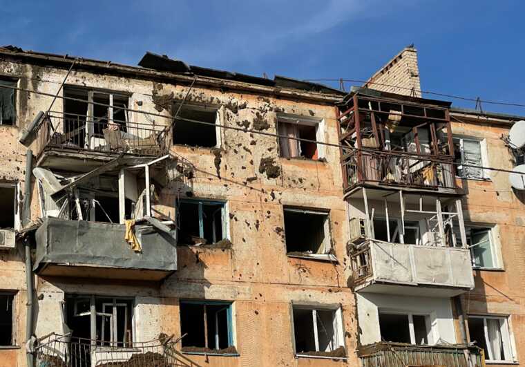 Оккупанты обстреляли дом в Херсоне: есть погибший