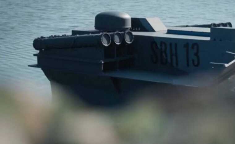 СБУ опублікувало відео як морський безпілотник веде вогонь по російському кораблю