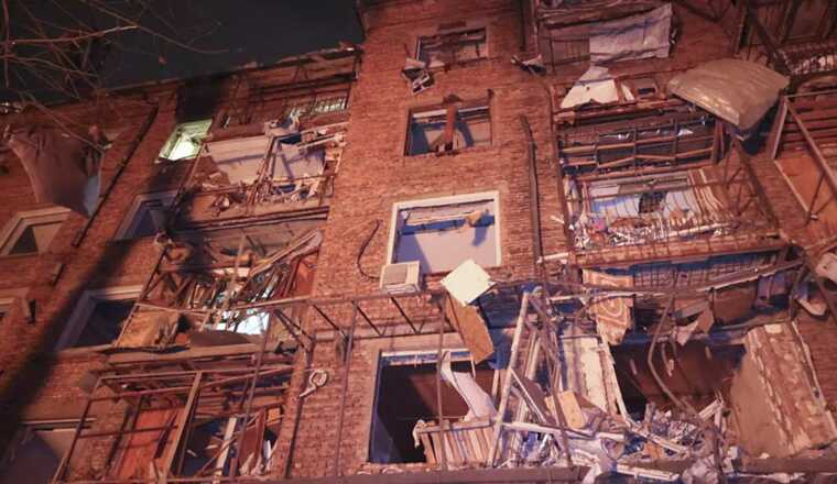 Жительница Харькова показала разгромленную российским ударом квартиру и жуткий вид из окна