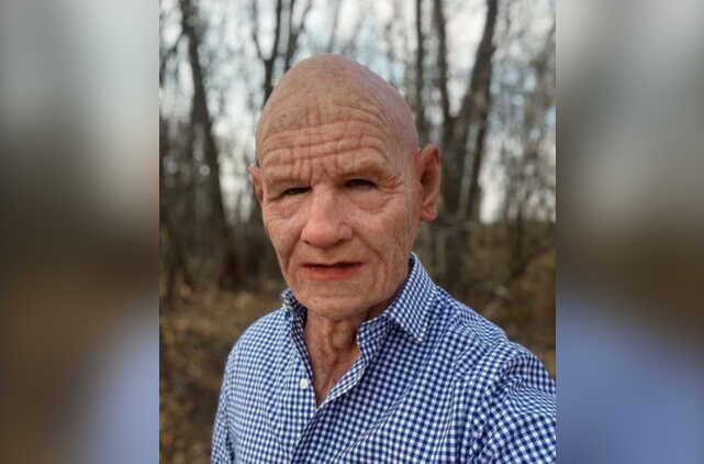 Маркет-плейси почали продавати "маску старця" від вручення повістки у громадських місцях